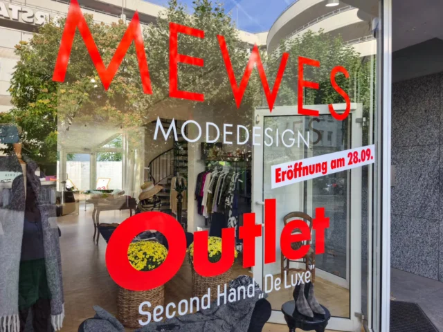 ✨ Save the Date ✨
Am 28.09 feiern wir die große Eröffnung von Outlet Mewes! 🎉🛍️  Unsere regulären Öffnungszeiten:
⏰ Mittwoch – Freitag von 11:00 bis 18:00
⏰ Samstag von 11:00 bis 16:00  Kommt vorbei, seht tolle Angebote und stoßt mit uns auf den Start an! 🥂